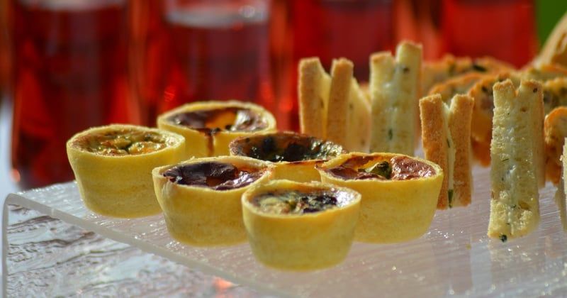 Mini quiches à l'apéritif : la recette facile et gourmande qui fait toujours son effet